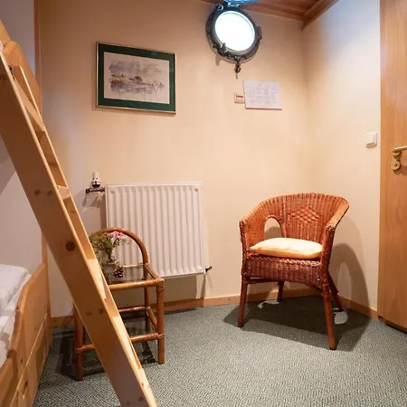 Kuestenmotorschiff Aventura 船屋 *