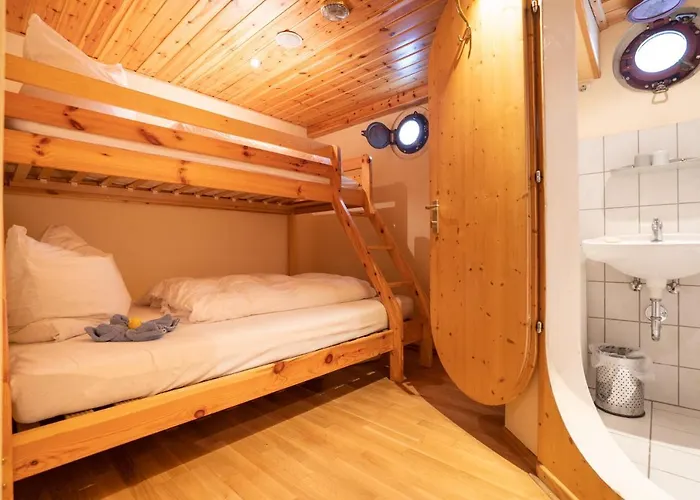 船上ホテル Kuestenmotorschiff Aventura ブレーメン